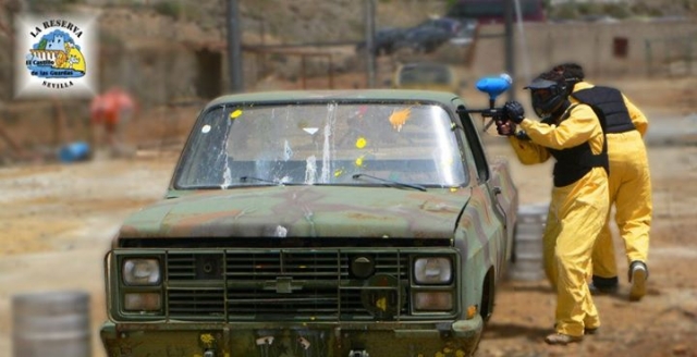  Auto nella scena di paintball 